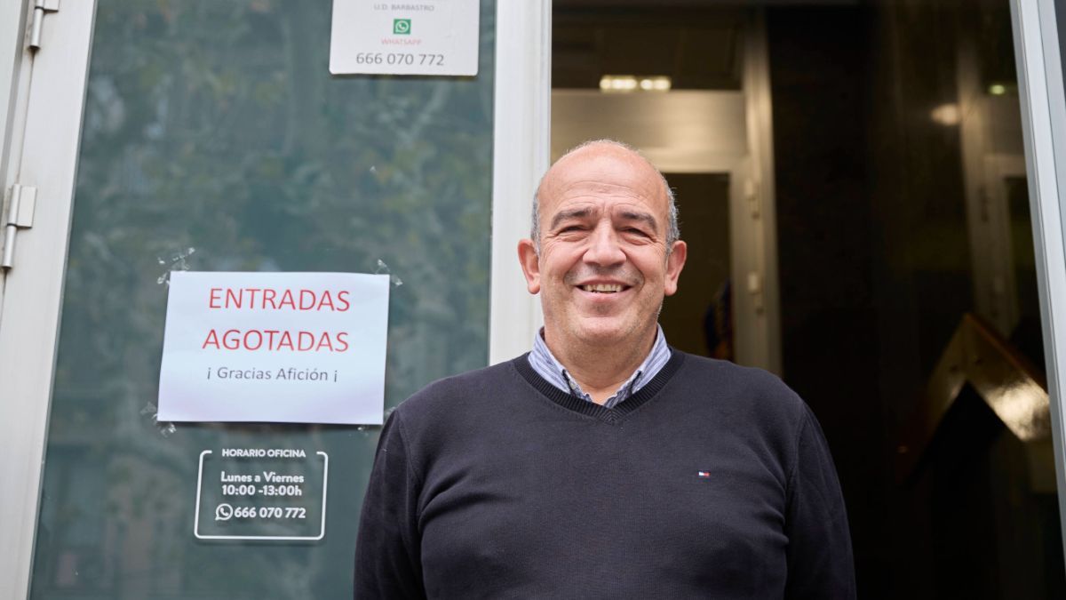Rafael Torres, presidente del Barbastro, junto al anuncio de entradas agotadas