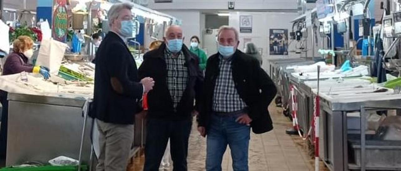 El alcalde y sus ediles supervisando las obras, ayer.