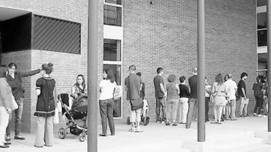 Colas a la entrada de la Escuela de Idiomas de Gijón, esta semana. | b. f.