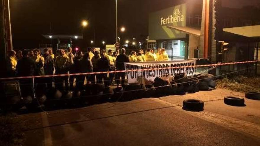 Aspecto de la barricada en la entrada de Fertiberia, ayer, de madrugada.
