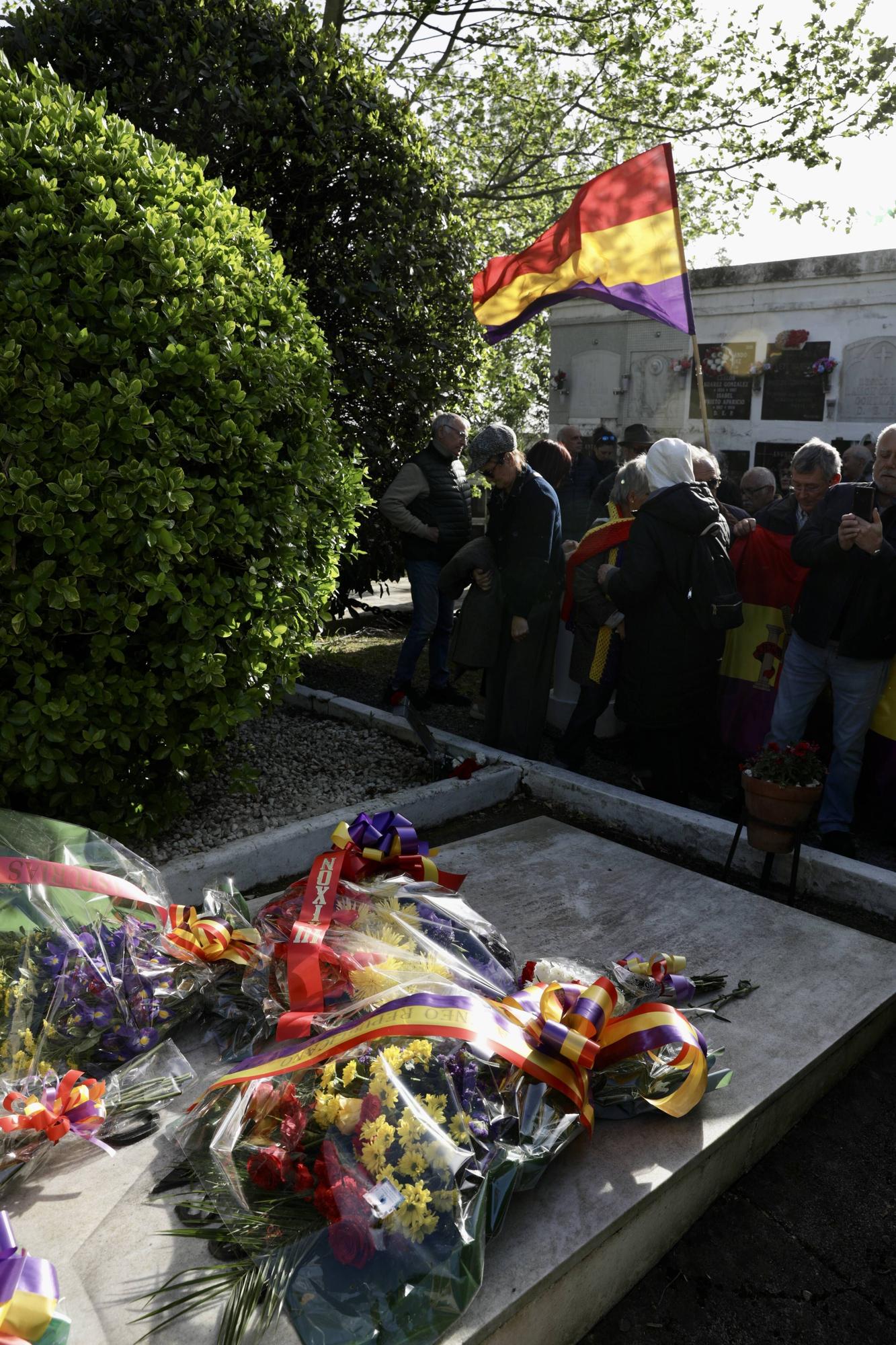 En imágenes: Gijón celebra en el cementerio del Sucu el aniversario de la II República española