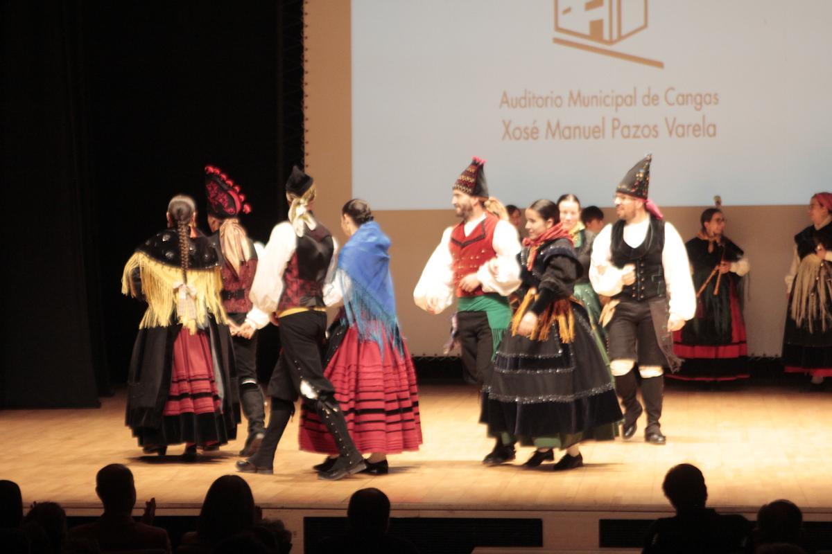 Actuación de folclore en el escenario.