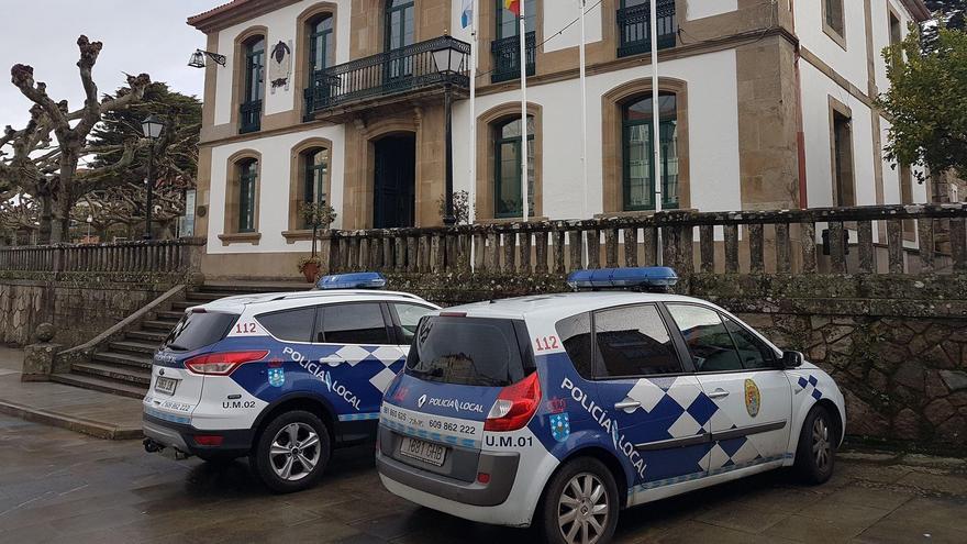Imagen de archivo de dos vehículos de la Policía Local de Rianxo ante la casa consistorial.