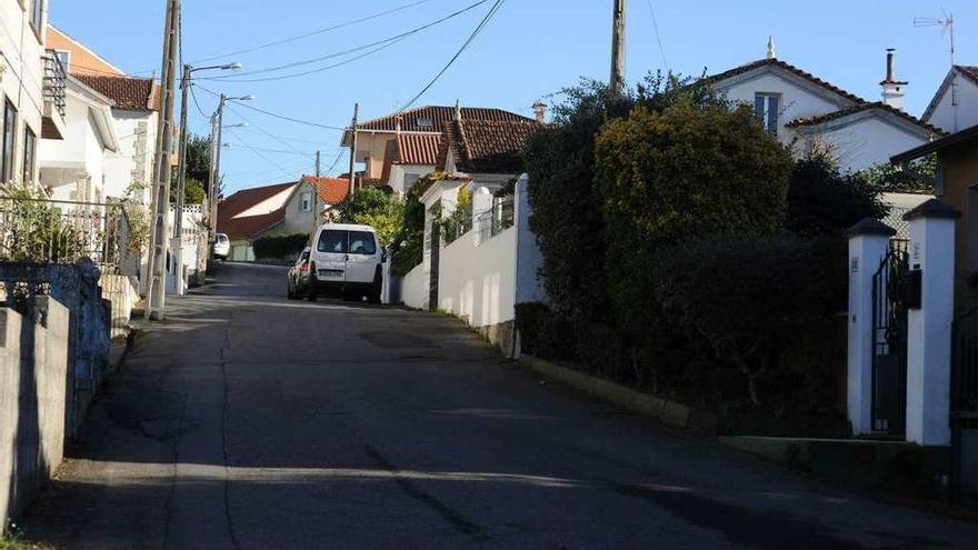 Vista de la calle A Lomba, donde se produjo el incendio intencionado del vehículo. // Iñaki Abella