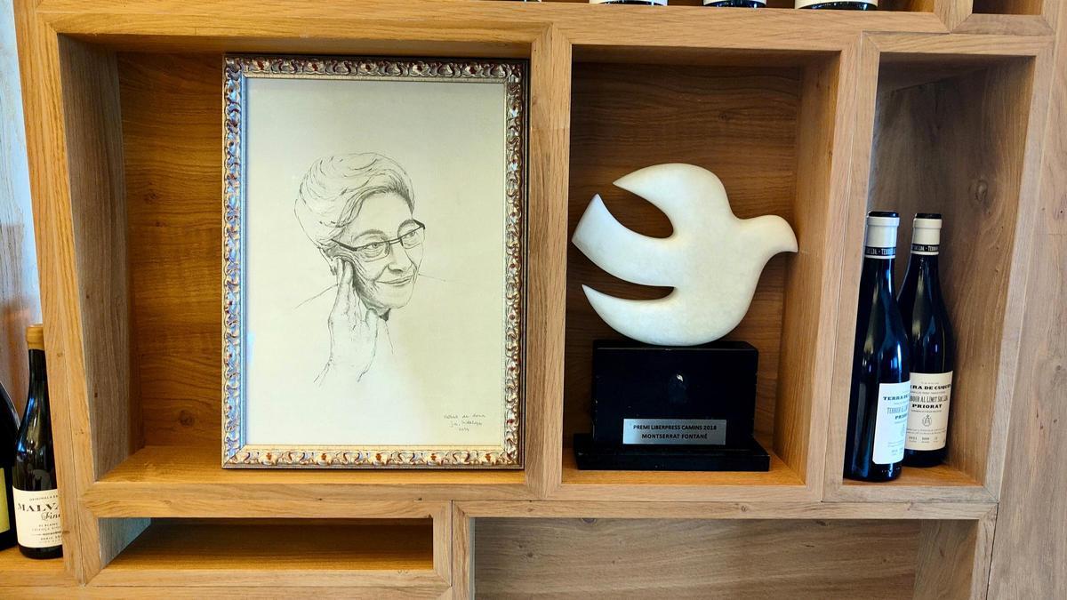 Un dibujo de Montserrat Fontané, en una estantería del restaurante Fontané.