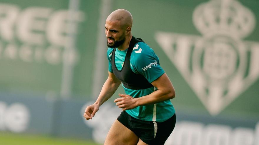 Vídeo | Sofyan Amrabat ya entrena en solitario con el Betis tras su lesión en la CD Luis del Sol