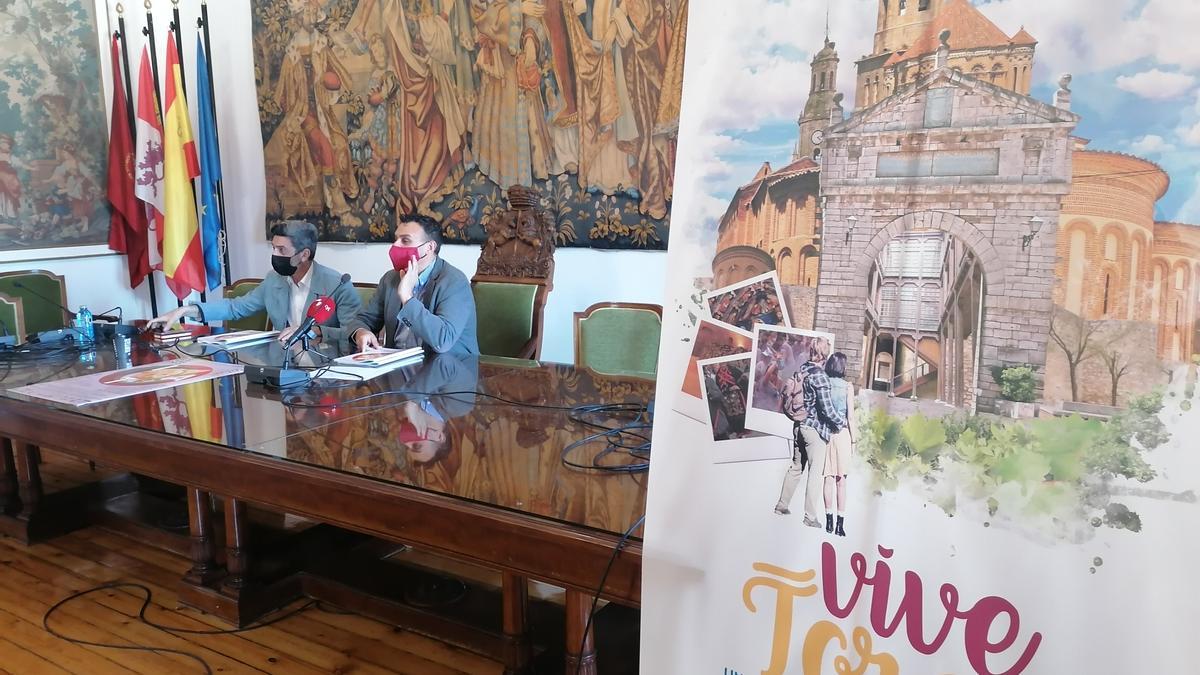 Presentación de la exposición en el salón de plenos del Ayuntamiento