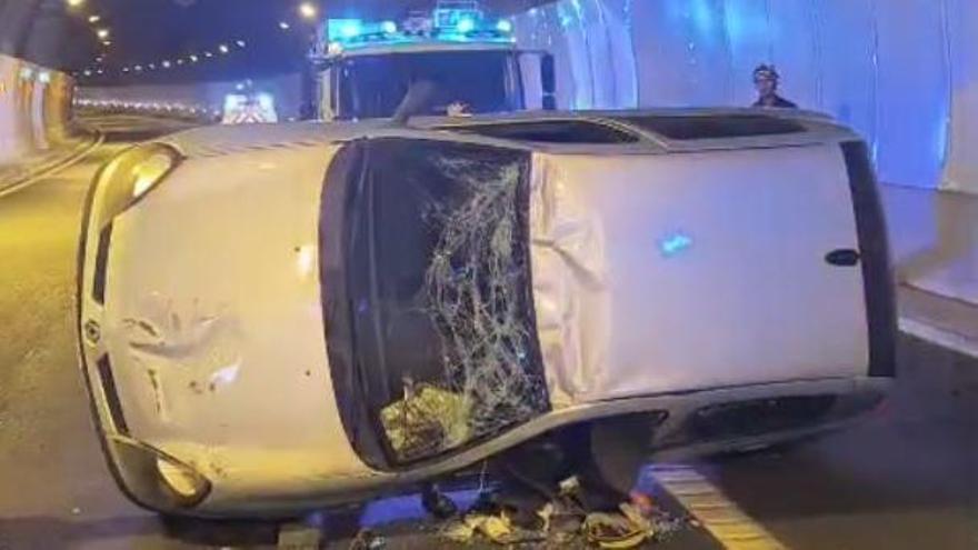 Vuelco de un coche en el túnel El Lechugal, en Mogán