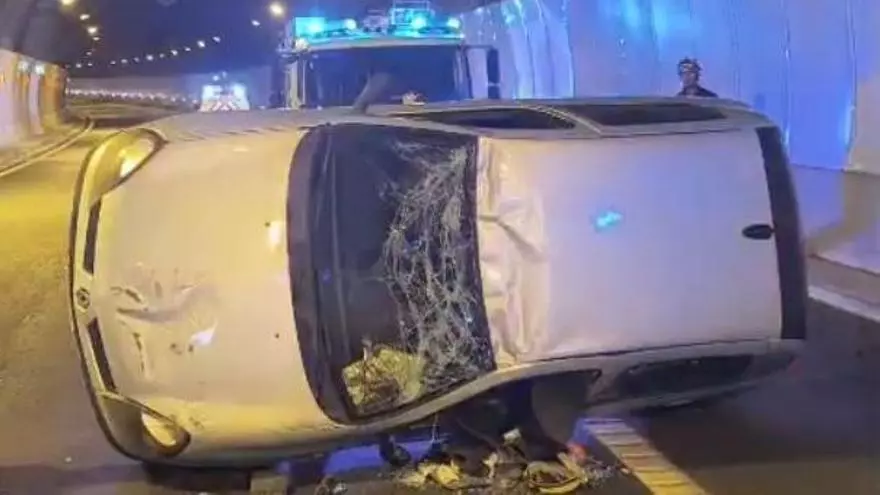 Vuelco de un coche en el túnel El Lechugal, en Mogán
