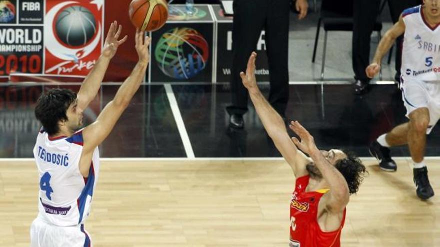 Momento en el que Teodosic lanza a canasta el triple que le dio a Serbia el pase a «semis» y eliminó a España del  Mundial de Turquía.