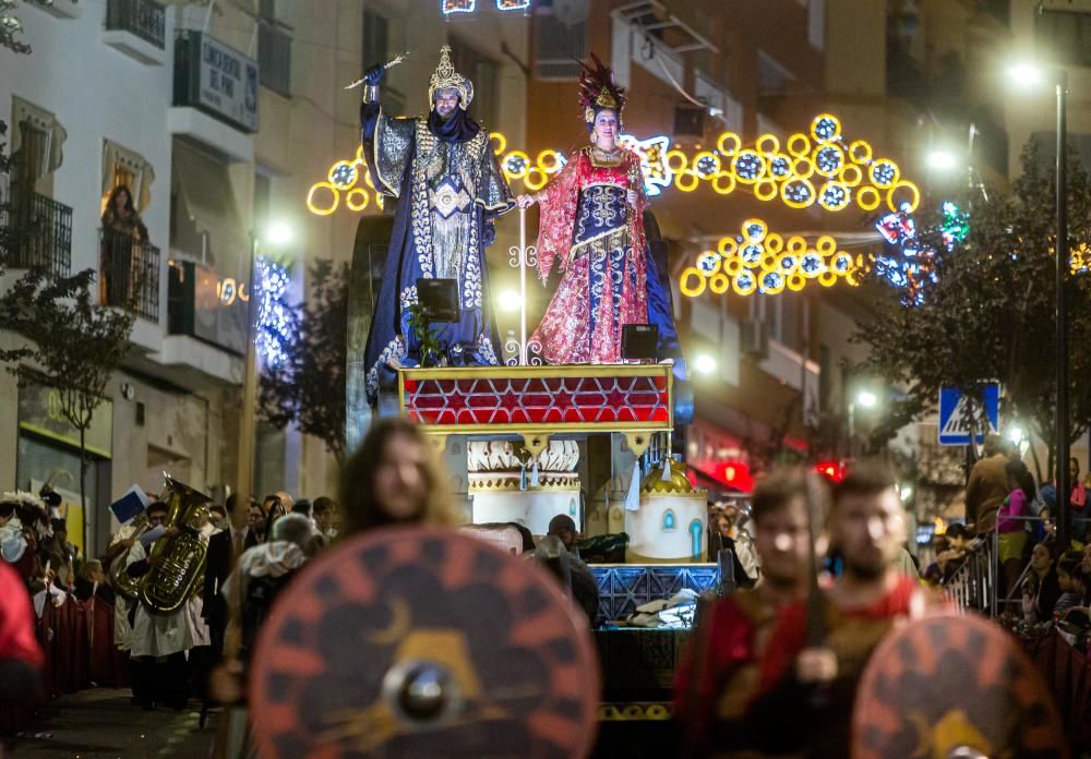 Calp se entrega a las huestes festeras en la Entrada de Moros y Cristianos