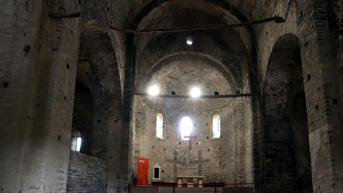 Interior de la iglesia del monasterio de Sant Pere de Casserres