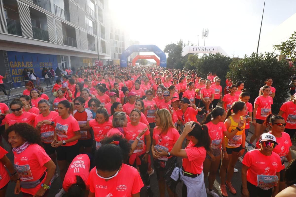 En imágenes | La Carrera de la Mujer llena de rosa el centro de Zaragoza