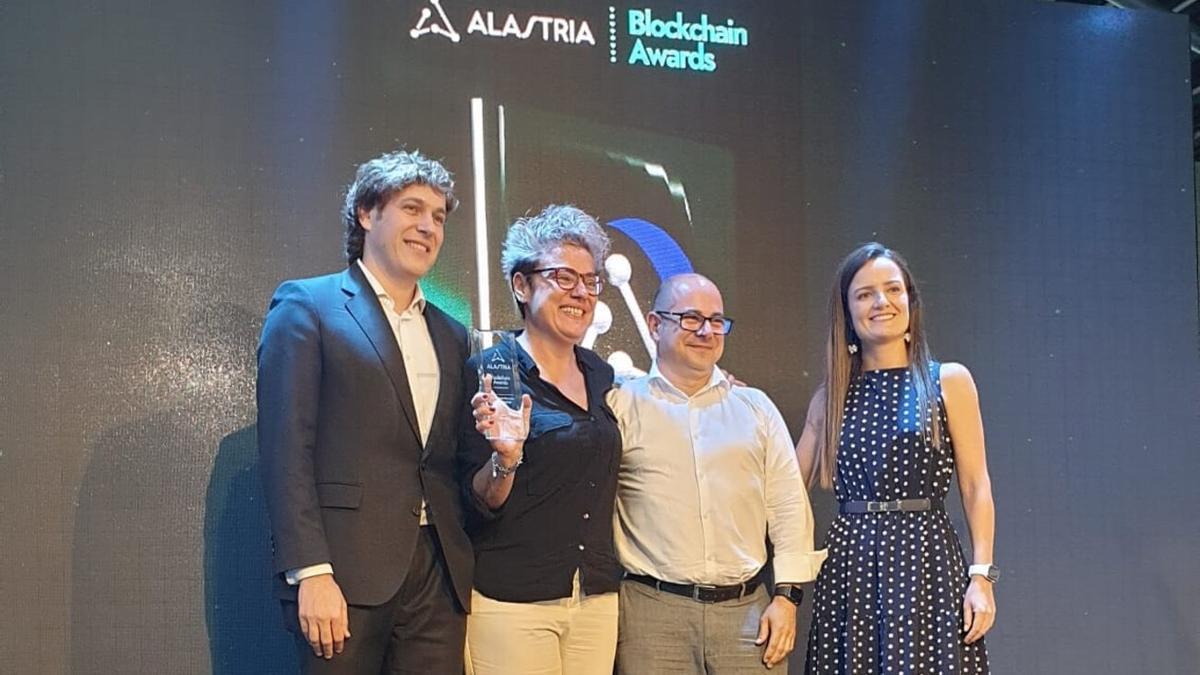 Los cofundadores de la compañía, Belén Lara y Antonio Sotomayor, recogen el premio.
