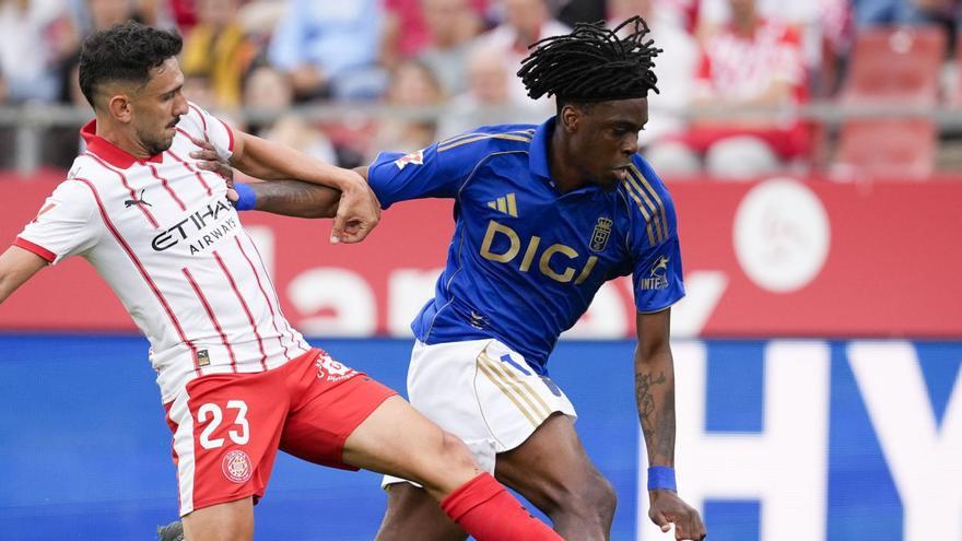 Ovie Ejaria pugna con Iván Martín, durante el Girona-Oviedo. | EFE