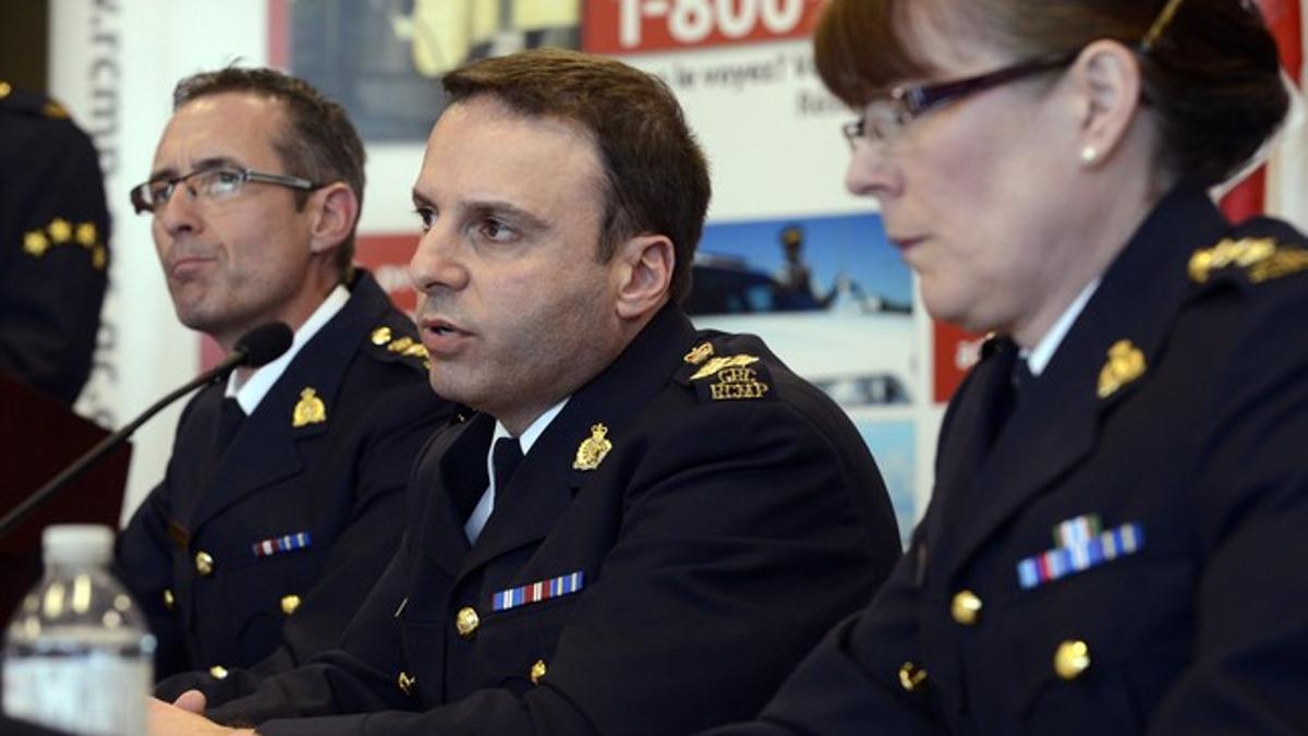 De derecha a izquierda, los agentes Jennifer Strachan, James Malizia  y Gaeten Courchesne, durante la rueda de prensa en la que informaron del complot, el lunes en Toronto.