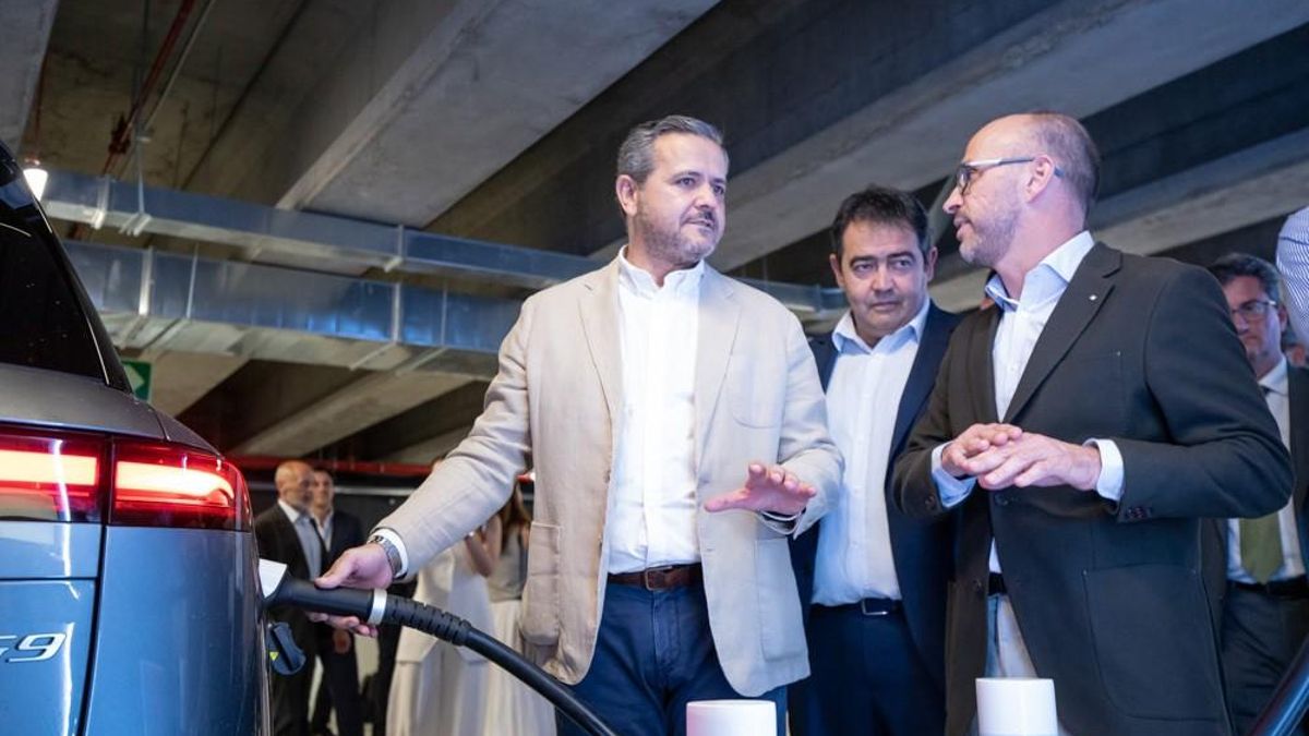 EL consejero de Vivienda, Transportes e Infraestructuras, Jorge Rodrigo, en el nuevo aparcamiento de Nuevos Ministerios