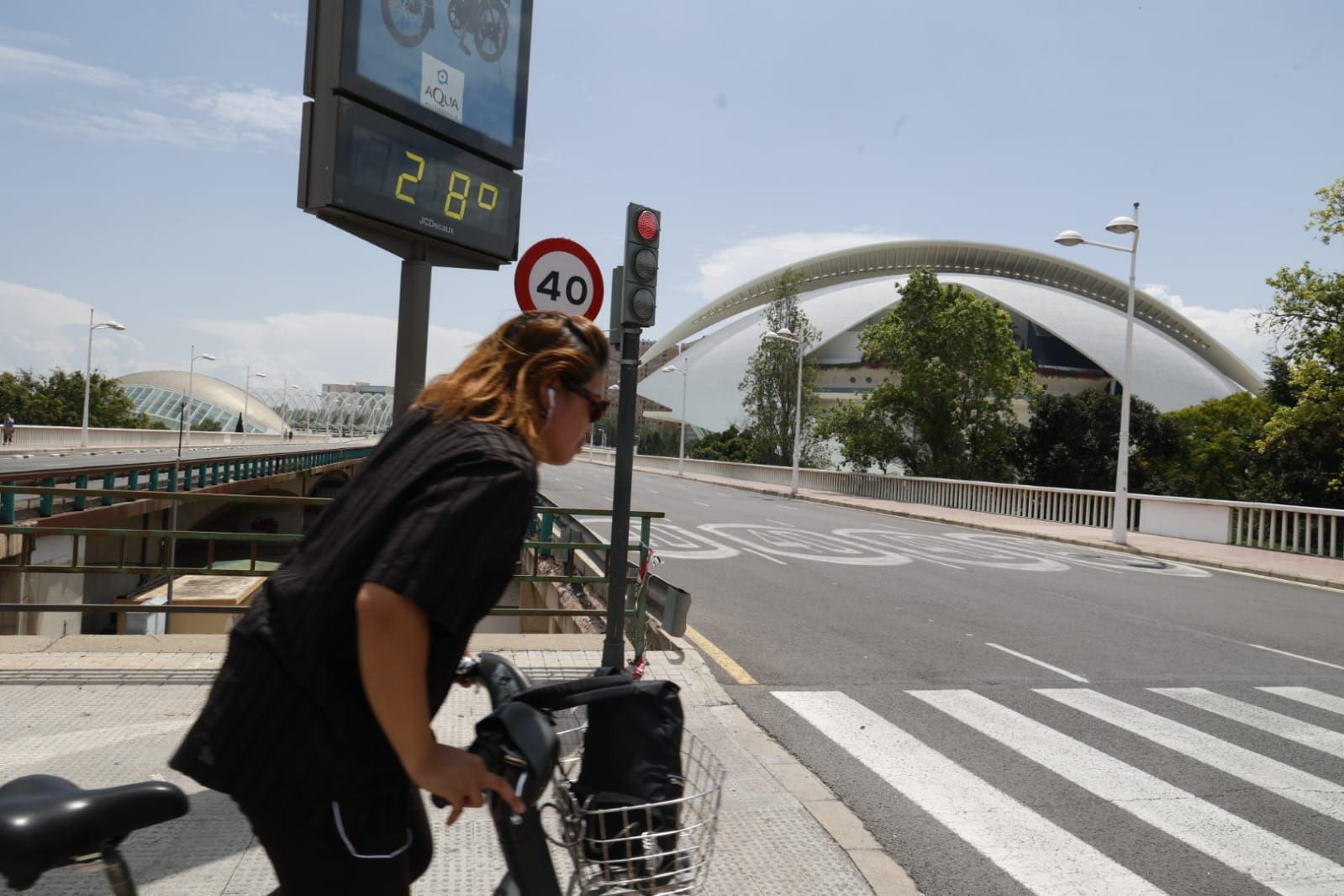 Calor en València en una jornada con poco sol y nubes