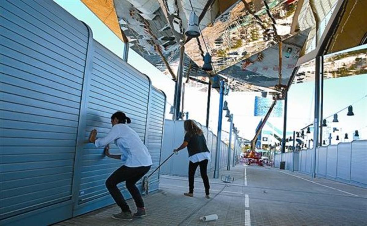 Dues treballadores ultimen ahir els detalls del nou mercat, que obrirà al públic dimecres que ve. Dues treballadores ultimen ahir els detalls del nou mercat, que obrirà al públic dimecres que ve.