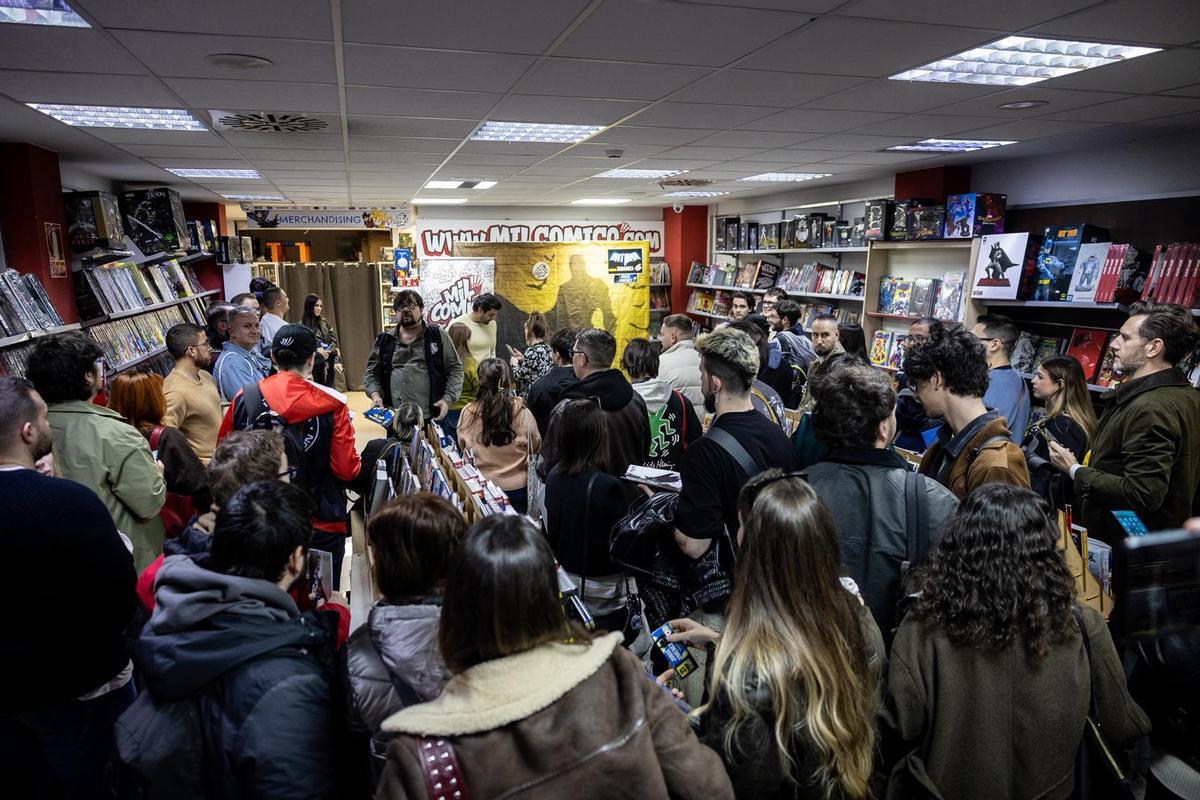 La tienda se ha llenado para recibir al dibujante.