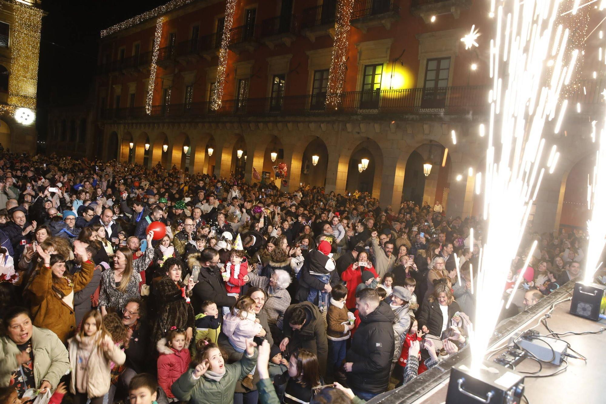 En imágenes: así han celebrado los más pequeños las 'Pequecampanadas' en la Plaza Mayor