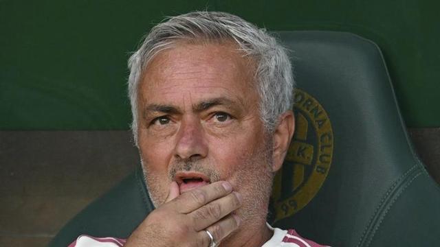 Mourinho, en el partit de dissabte disputat pel Reial Madrid contra el Ferencváros  a Budapest.  | ATTILA KISBENEDEK / AFP