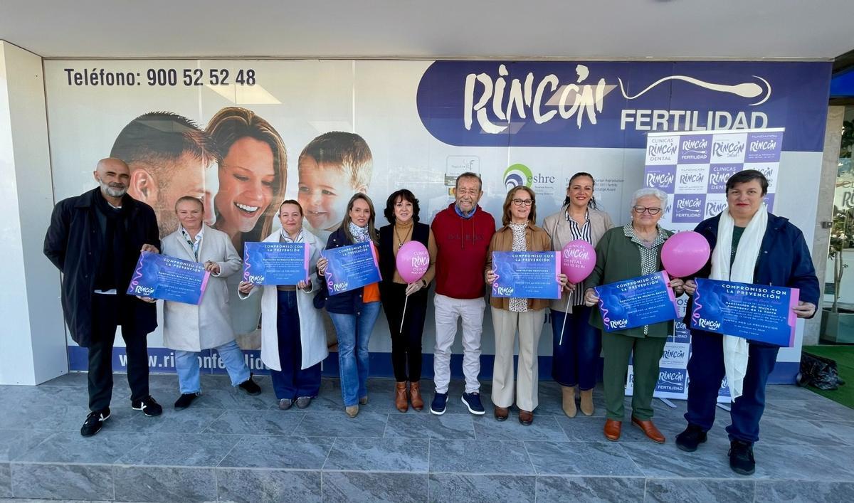 Manolo Rincón ha entregado las 101 mamografías a seis asociaciones de la Axarquía.