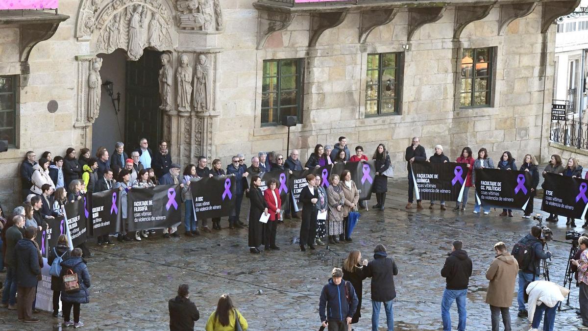 O Obradoiro acolleu a lectura do manifesto polo 25N da Universidade de Santiago.