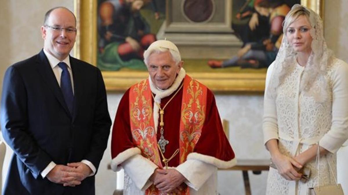 Alberto de Mónaco y su mujer, Charlene, en una audiencia con Benedicto XVI, el pasado 12 de enero.