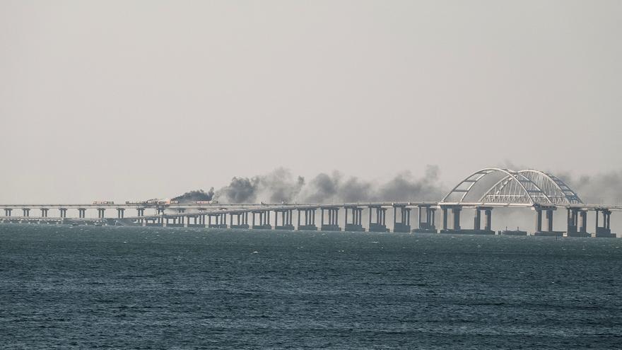 Una gran explosión daña el puente que enlaza Rusia con Crimea