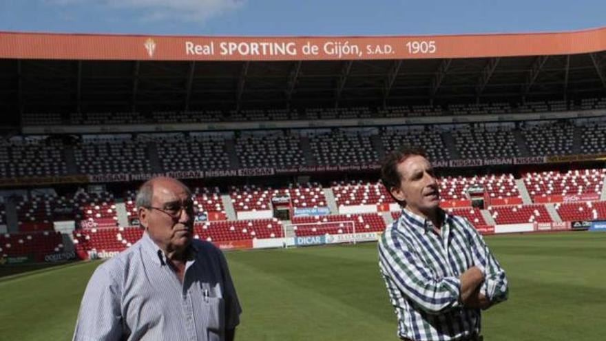 Iñaki Eraña pisa el balón en presencia de su padre.