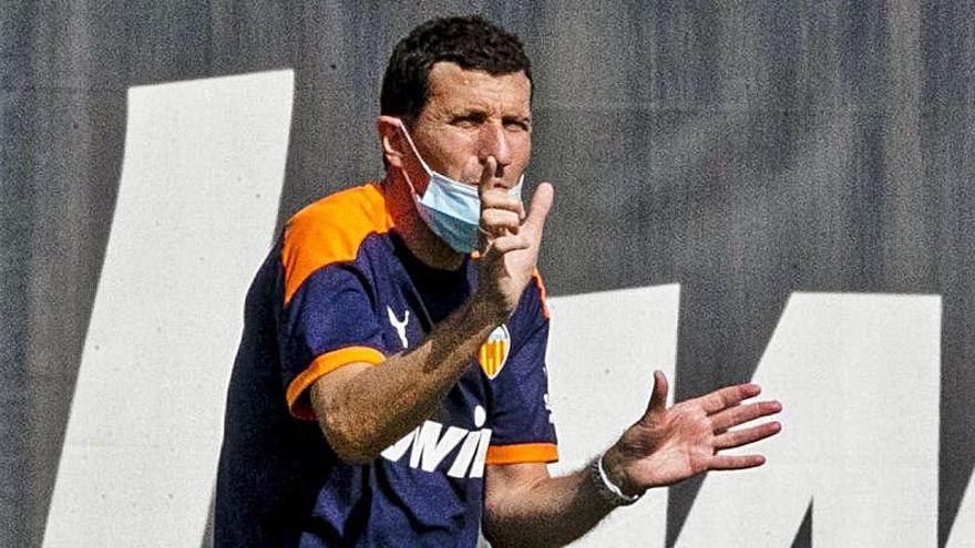 Javi Gracia, durante un entrenamiento esta semana en Paterna.