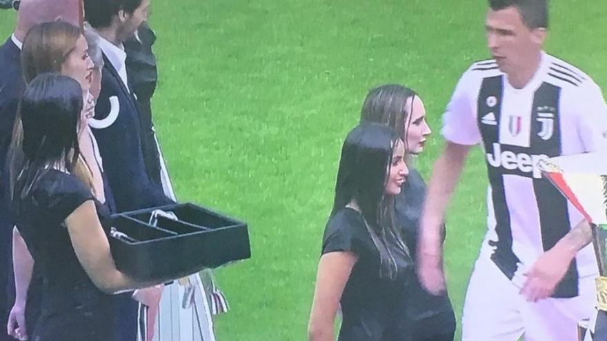 Ellas se mojan mientras ponen el paraguas a los directivos en la fiesta de la Juventus