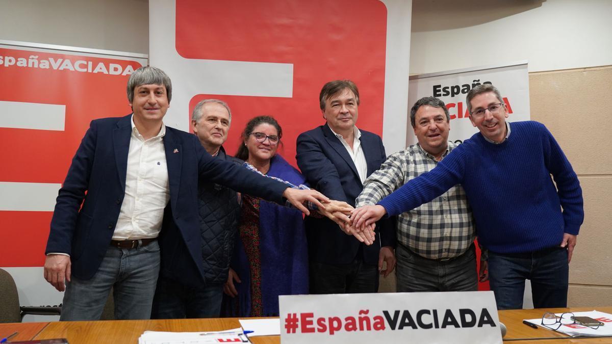 Representantes de cada uno de los partidos que se han unido en la Federación de la España Vaciada.
