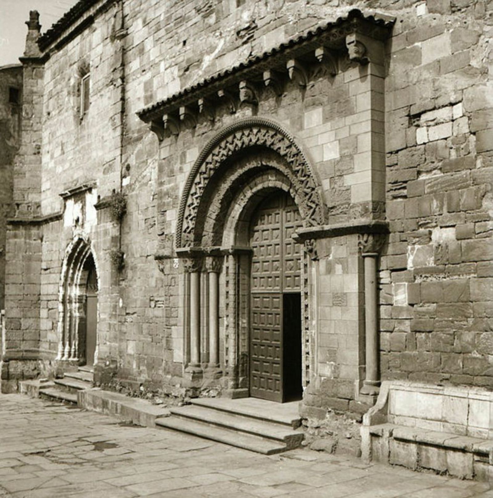 Iglesia de los Franciscanos, donde Menéndez-Pidal alertó de obras que alteraron el monumento.