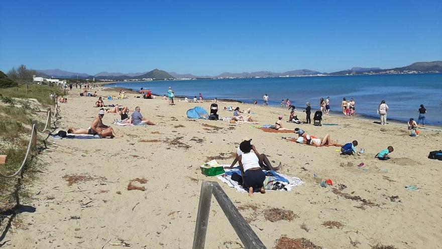 Mallorca se adelanta al verano en Domingo de Pascua: playas llenas y primeros baños del año