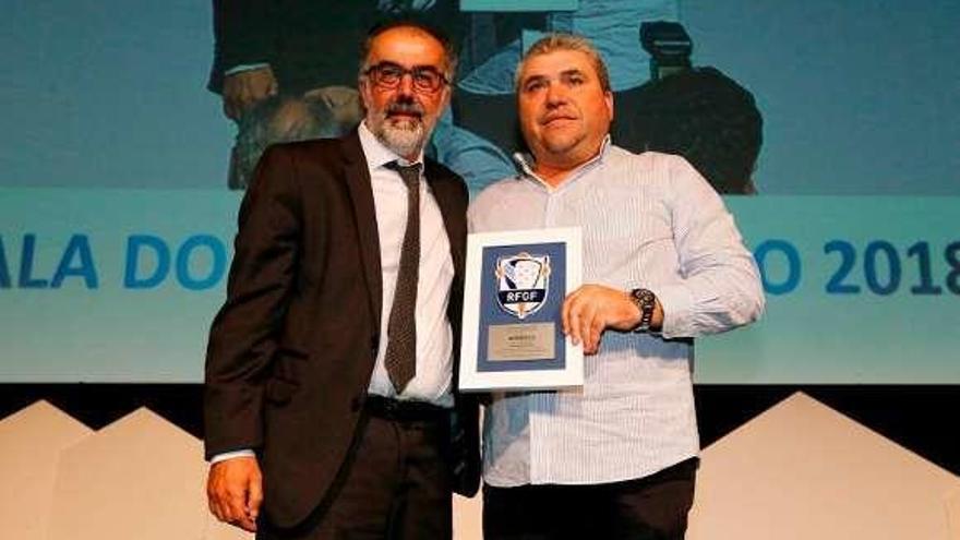 Luis Guimeráns, con el premio. // FGF