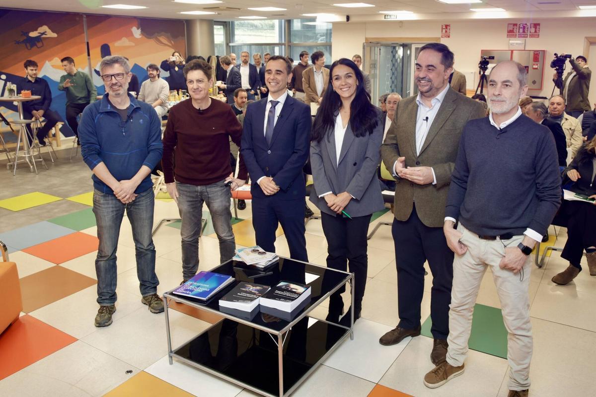 Por la izquierda, Miguel Alonso Pruneda Luis Meijueiro, Javier Fernández, Susana de Prado, Pablo Coca y José Ranilla.
