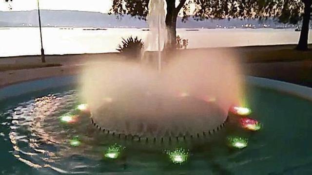 Las dos partes de la fuente, con el mar de fondo.