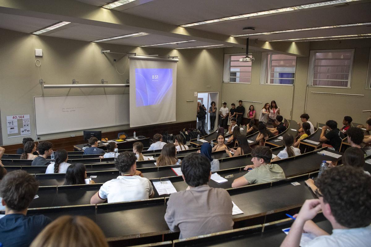 Alumnado catalán durante los exámenes de la selectividad, este junio.