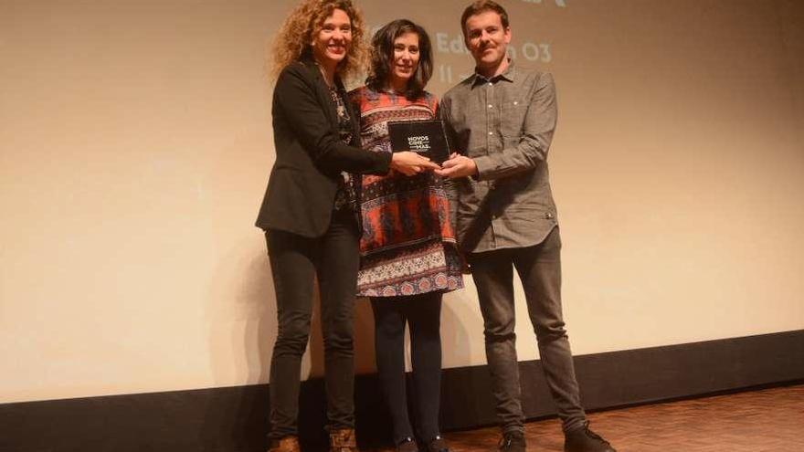 Entrega del premio del público a Diana Toucedo, a la izquierda, por &quot;Trinta lumes&quot;. // Rafa Vázquez