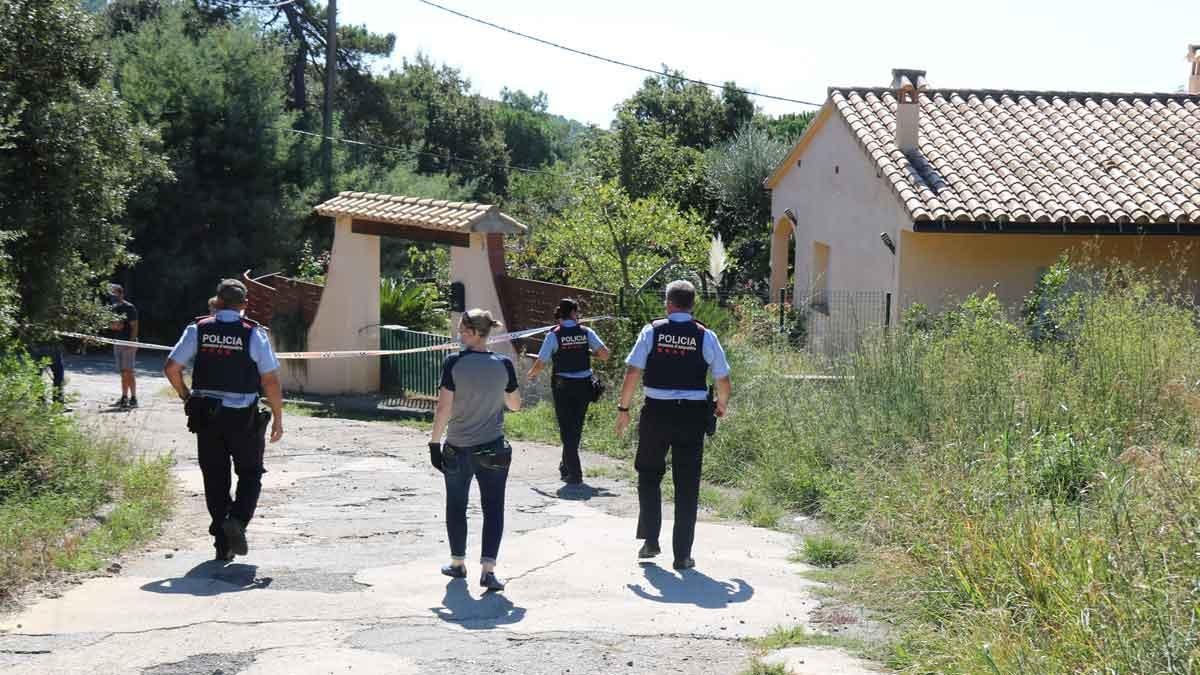 Los Mossos en el sitio donde han encontrado un hombre muerto con signos de violencia en un bosque de Calonge