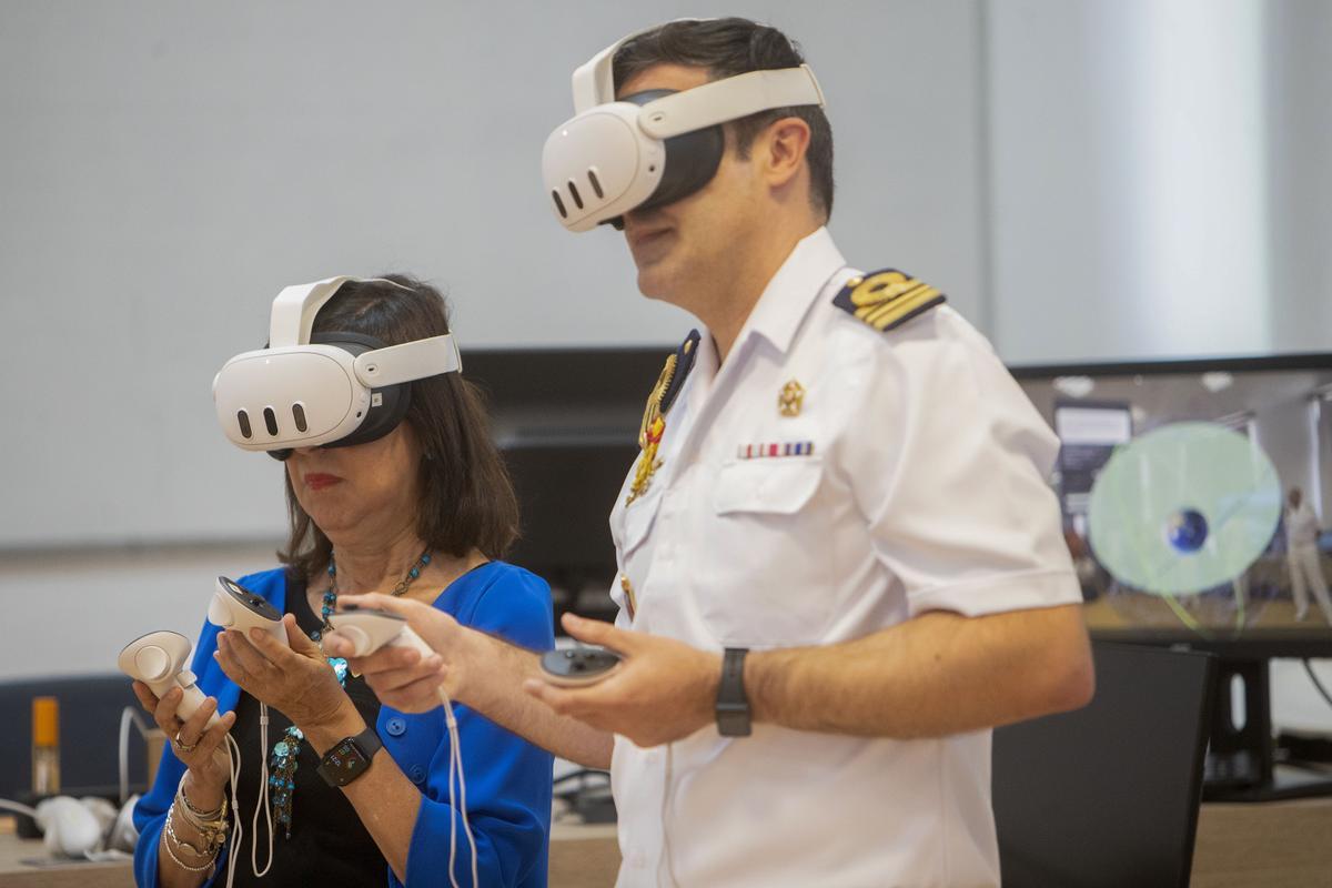 Margarita Robles visita la Escuela Naval de Marín