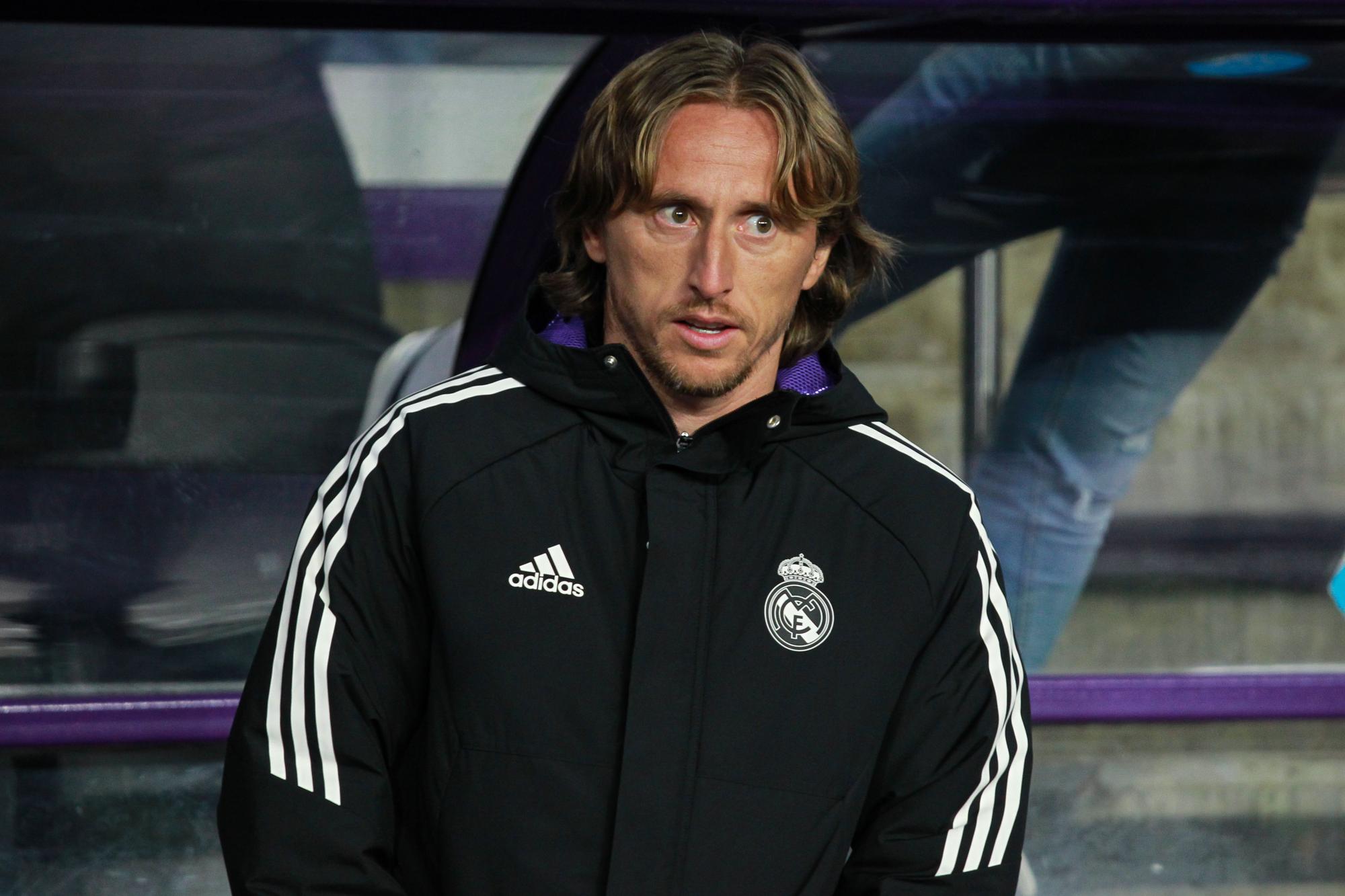 Luka Modric, en el banquillo del Real Madrid en el partido ante el Valencia en Arabia.