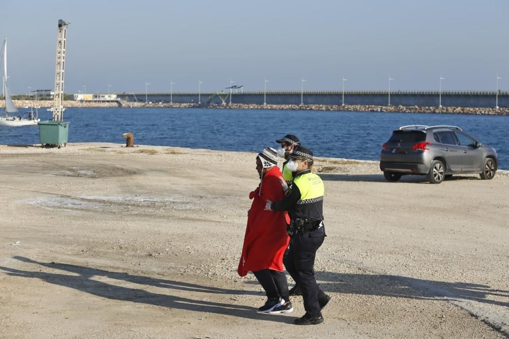 Guardia Civil, Cruz Roja y Salvamento Marítimo han puesto en marcha el protocolo para recepcionar a 24 personas rescatadas en el mar y que ocupaban una patera. 20 hombres y cuatro mujeres