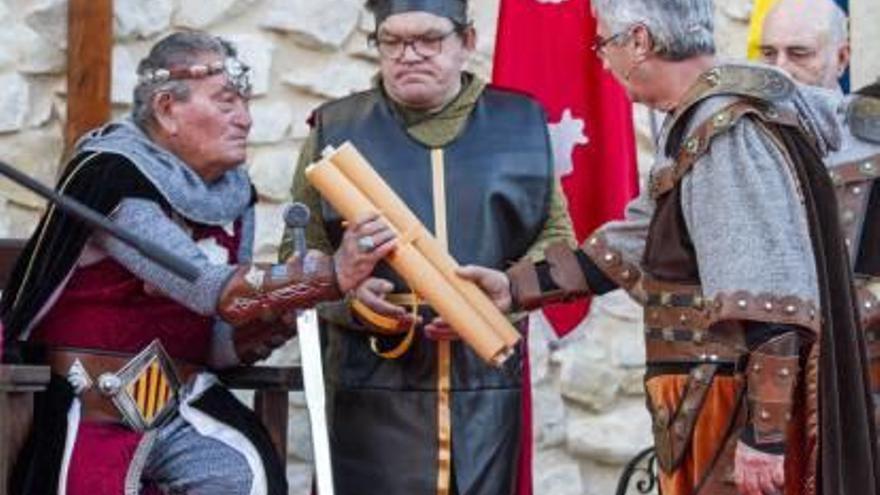 El vilero Bartolo Martínez Rogles ha interpretado este año a Bernat de Sarrià. A la derecha, la procesión cívica y el Mercat Medieval del Casco Antiguo de la Vila.