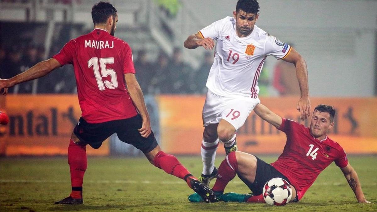 Diego Costa, autor del primer gol español, se marcha entre Mavraj y Xhaka