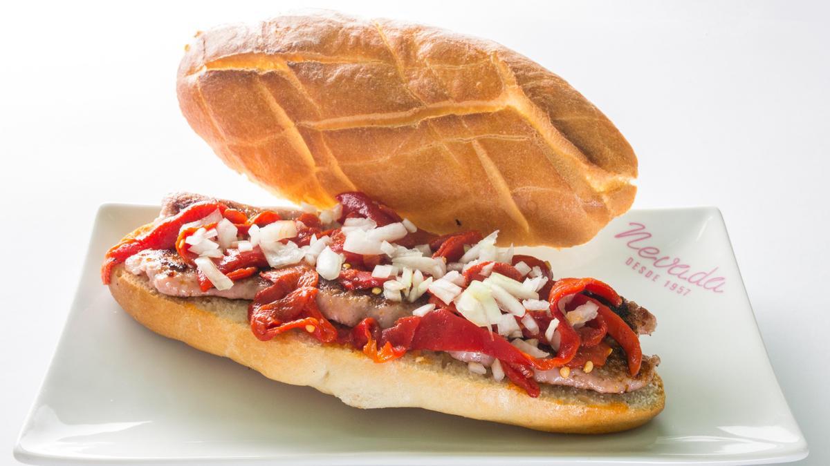 Exquisito bocadillo de salchicha fresca del país, pimiento del piquillo y cebolla.