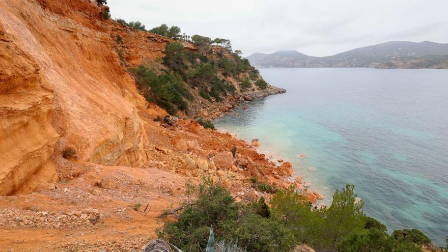 Un desprendimiento sepulta seis casetas varadero en Eivissa