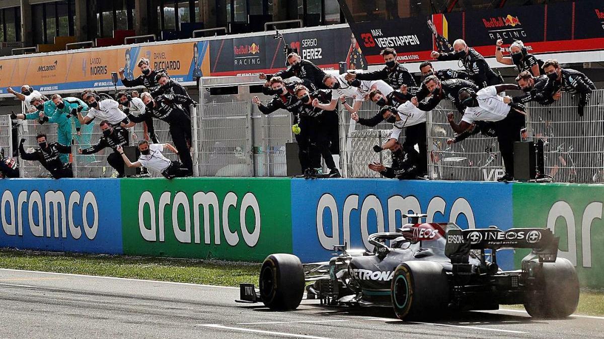 Hamilton i l&#039;estratègia de Mercedes frustren Max Verstappen a Montmeló